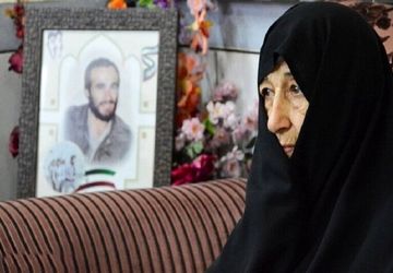 مادر شهید حاج حسین خرازی به فرزند شهیدش پیوست