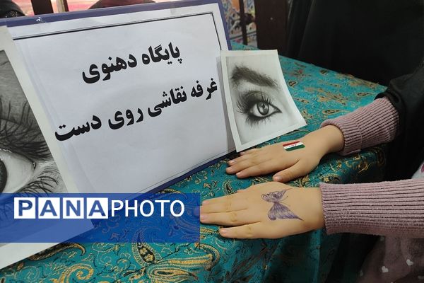 دکلمه‌خوانی دانش‌آموزان در مقابل مادران شهرستان قدس به‌مناسبت روز مادر