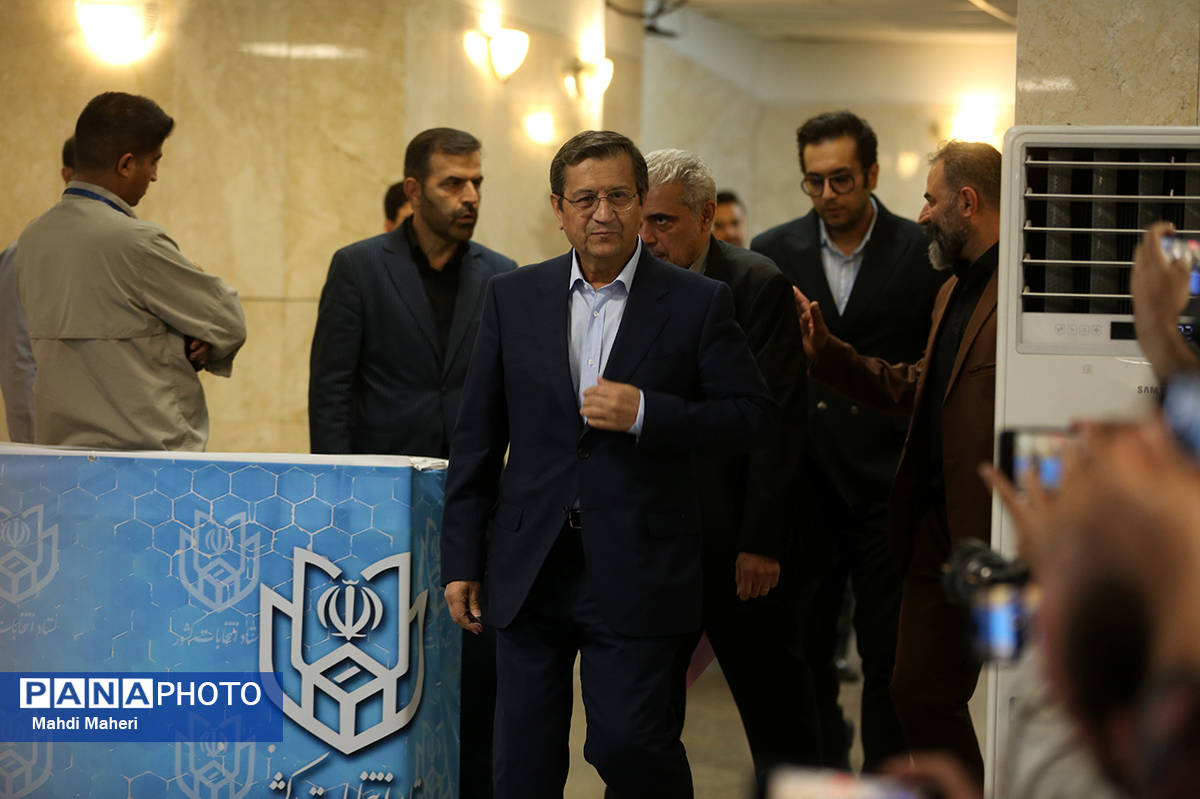 عبدالناصر همتی برای انتخابات ریاست جمهوری ثبت‌نام کرد