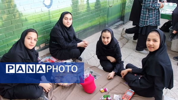 بازارچه کسب و کار دانش‌آموزان دختر در دبیرستان متوسطه اول معلم