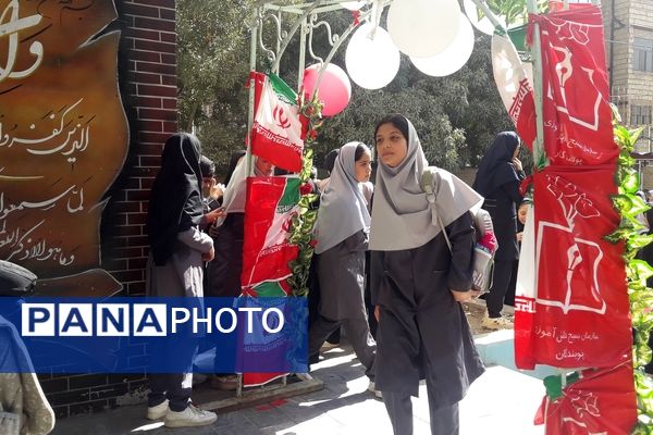 آیین بازگشایی مدارس و نواختن زنگ مهر ایثار وشهادت در دبیرستان میرزا جعفر سروقد