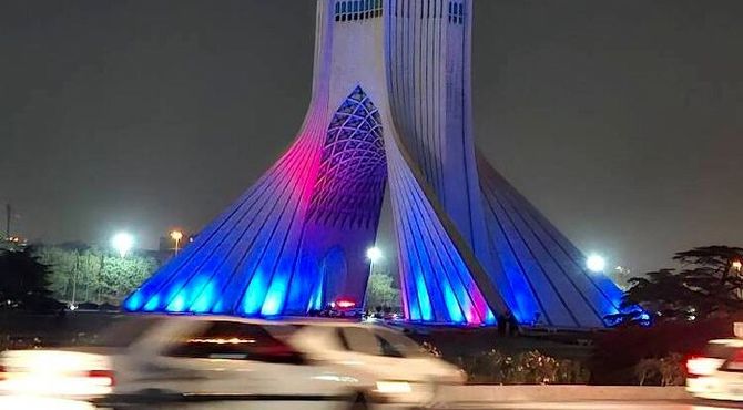 برج آزادی به رنگ آبی درآمد
