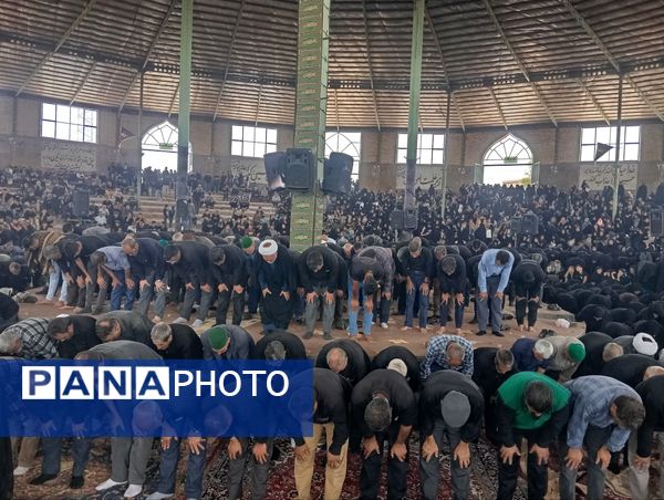 نماز جماعت در حسینه روستا اردمه در ظهر اربعین