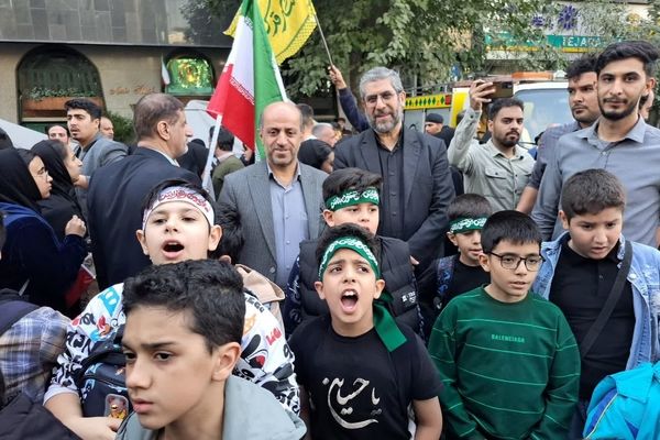 حضور معاون آموزش متوسطه وزارت آموزش و پرورش در راهپیمایی ۱۳ آبان