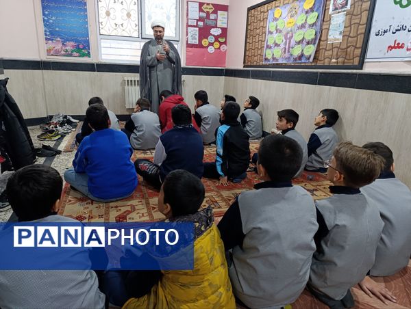 برگزاری نماز جماعت و محفل انس با قرآن در دبستان معلم 2 آشخانه 