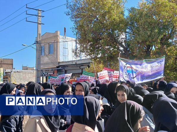 حضور پرشور فرهنگیان و دانش‌آموزان چاراویماق در یوم‌الله  ۱۳ آبان