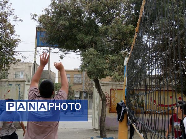 مسابقه والیبال بین دو تیم منتخب دبیران و منتخب دانش آموزان در دبیرستان شاهد ابوذر غفاری 