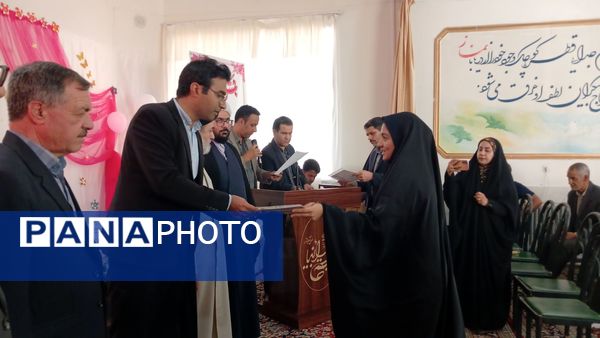تجلیل از نمرات 20 امتحان نهایی و ممتازان علمی و پرورشی در جشن بیست دبیرستان خاتم الانبیا (ص)