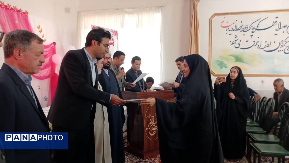 تجلیل از نمرات 20 امتحان نهایی و ممتازان علمی و پرورشی در جشن بیست دبیرستان خاتم الانبیا (ص)