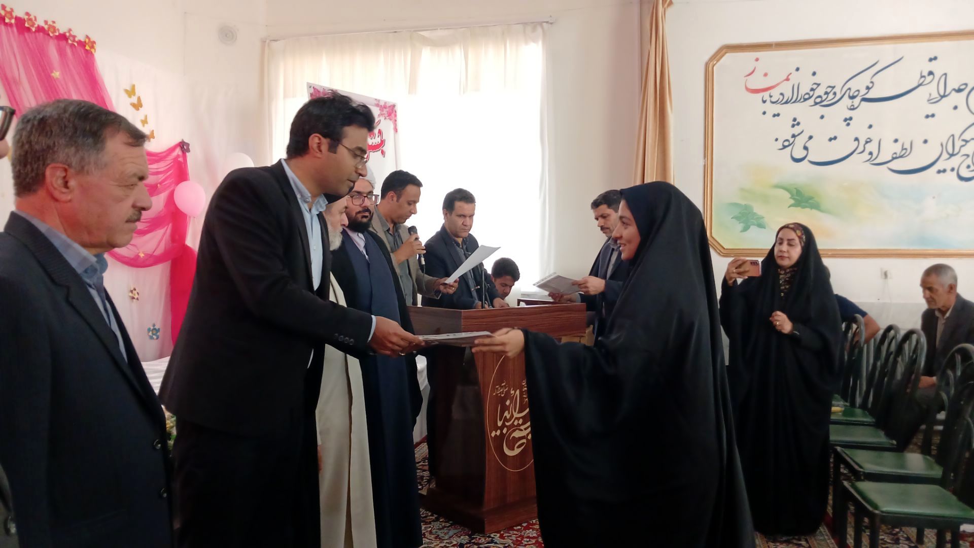 تجلیل از نمرات 20 امتحان نهایی و ممتازان علمی و پرورشی در جشن بیست دبیرستان خاتم الانبیا (ص)