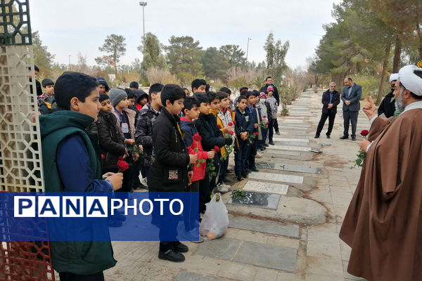 غبارروبی مزار دانش‌آموز شهید «حیدر رضایی» در قم