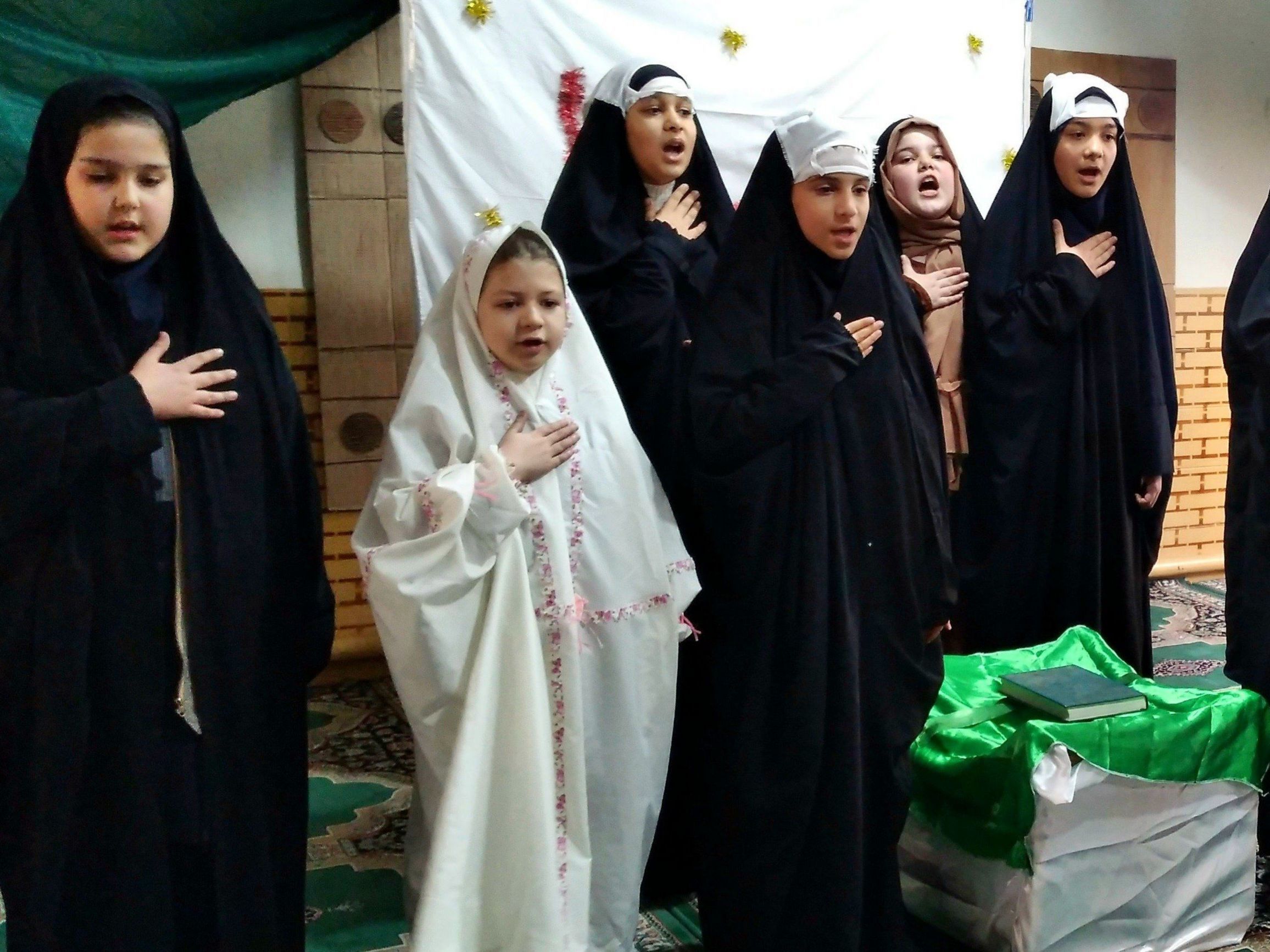 سوگواری همراه با شور و عشق فاطمی و پویش نذر کتاب در مدرسه شهید جواهری دو 