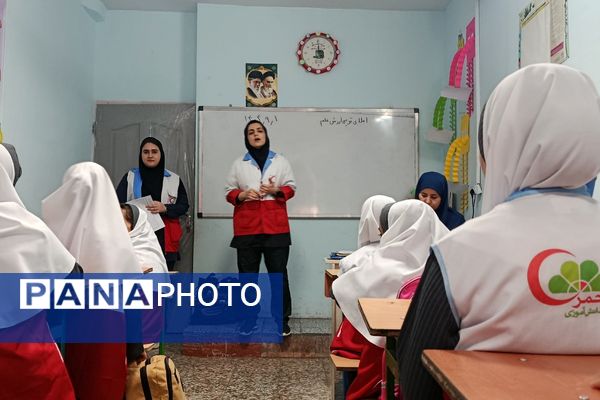 هلال‌احمر در بعثت ۲؛ تمرین ایمنی با دختران دبستانی