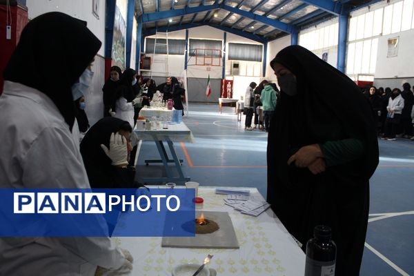 گرامیداشت روز آزمایشگاه در دبیرستان دخترانه شاهد غرویان وکیلی (۲۲)