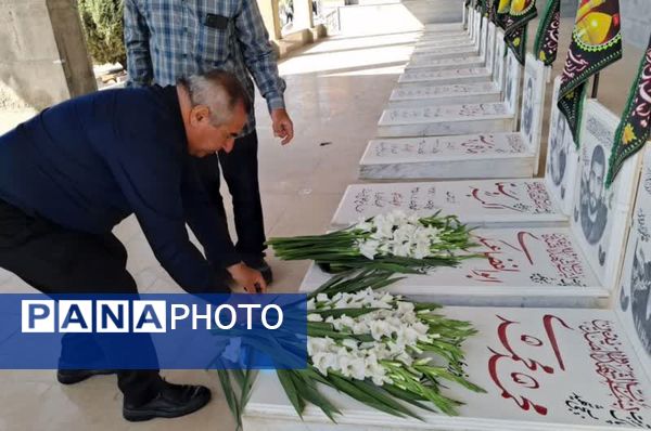 میثاق استاندار و مسئولان استانی با شهدا در سفر به زرقان
