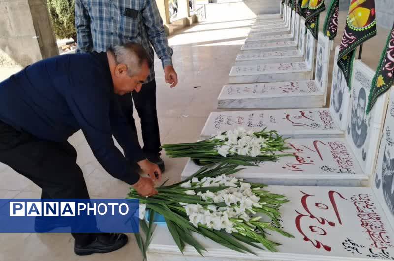 میثاق استاندار و مسئولان استانی با شهدا در سفر به زرقان