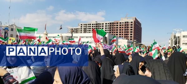 راهپیمایی سیزدهم آبان ماه با حضور دختران دبیرستان شاهد وارثان نور 