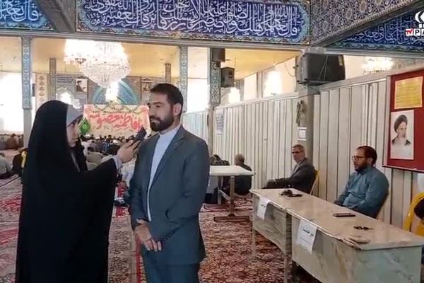 برپایی میز خدمت اداره آموزش‌و‌پرورش شازند به مناسبت روز معلم در نماز جمعه