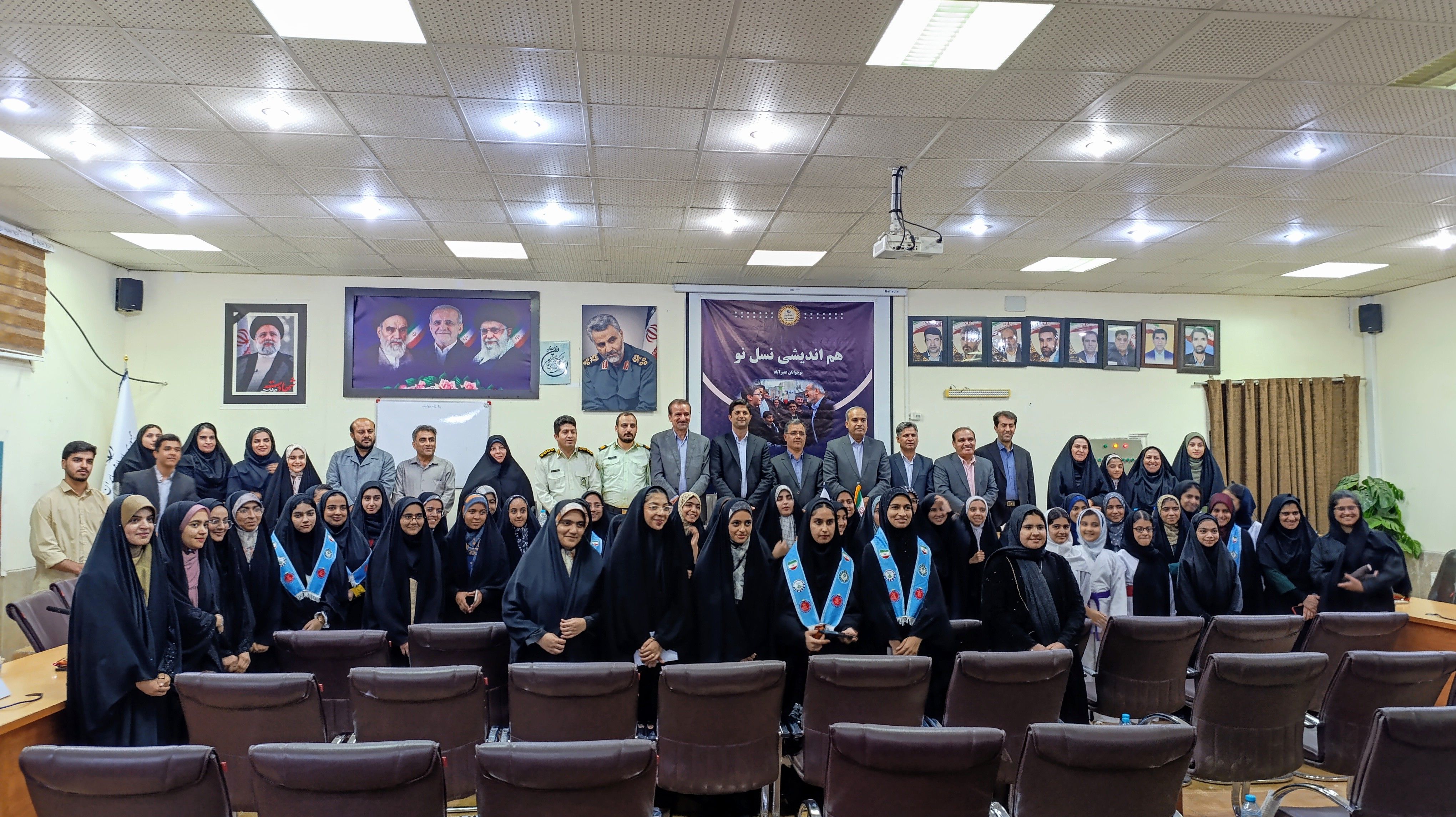 نشست هم‌اندیشی نسل نو با فرماندار شهرستان عنبرآباد