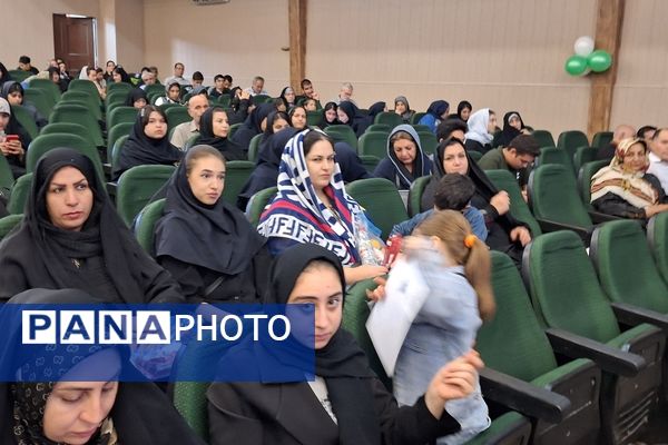 تجلیل از رتبه‌های برتر علمی فرزندان 