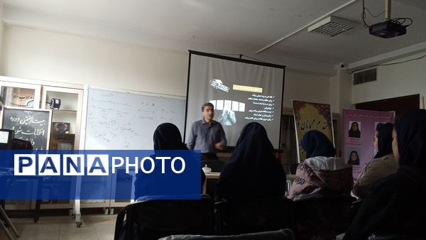 برگزاری جلسه مشاوره در راستای انتخاب رشته صحیح در آموزشگاه دخترانه هیأت امنای فرزانگان 