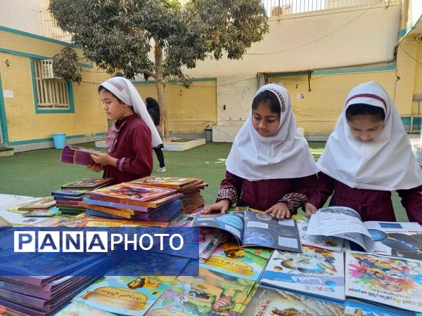 نمایشگاه کتاب در دبستان مریم بندرعباس