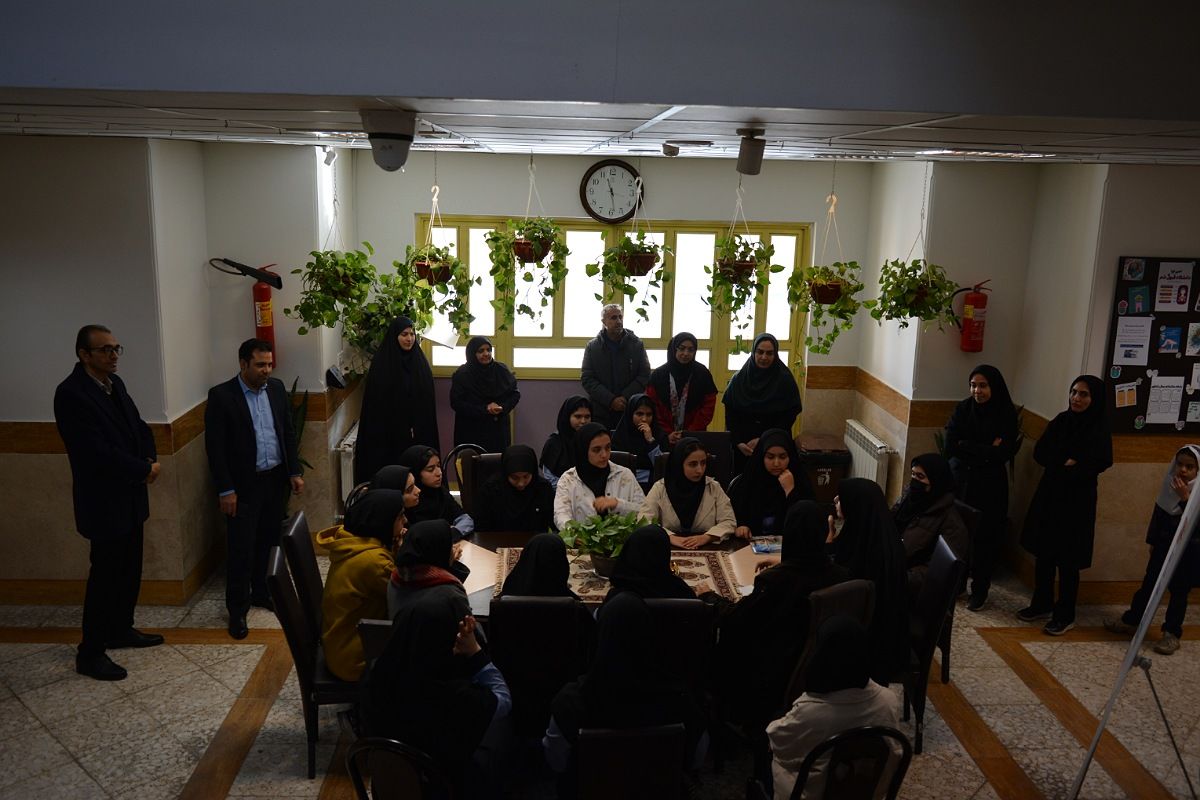 برای اولین‌بار برگزاری کافه ۵۷ در دبیرستان‌ نمونه دولتی ولایت بهارستان‌دو