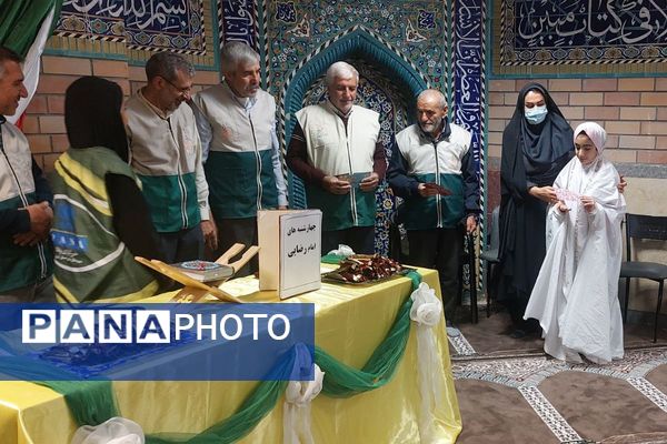 استقبال پرشور دانش‌آموزان دبستان صدیقه کبری(س)از خادمان رضوی در "چهارشنبه‌های امام رضایی"