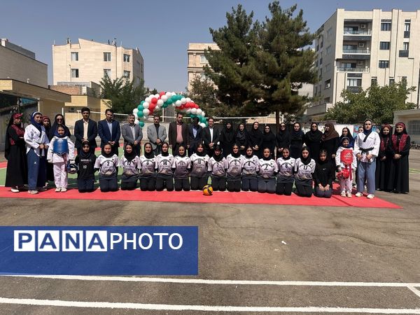 افتتاح زمین ورزشی تایل کورت در هنرستان عفت بجنورد