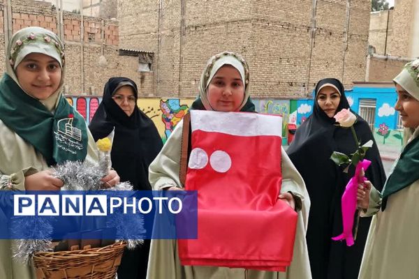 پرچم متبرک امام حسین(ع) میهمان دانش‌آموزان مدرسه زنده‌یاد قمصری