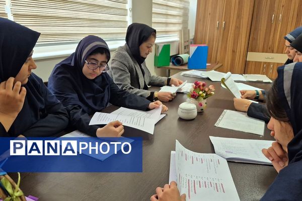  جلسات تمرین نمایش‌نامه‌خوانی در دبیرستان فرزانگان