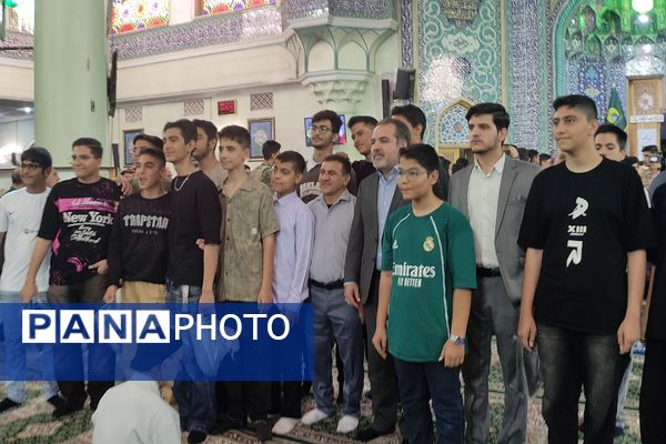 حضور مدیر آموزش و پرورش ناحیه دو شهرری در کنار دانش آموزان در نماز جمعه 