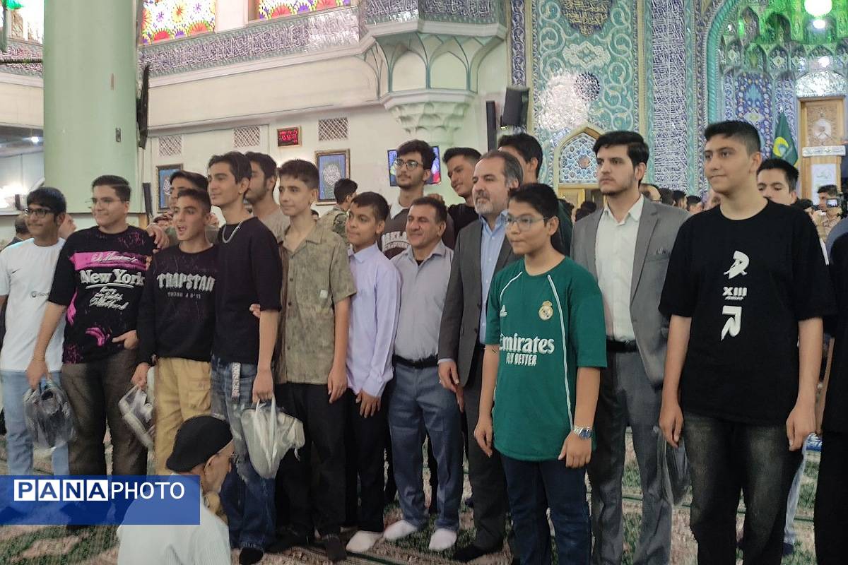 حضور مدیر آموزش و پرورش ناحیه دو شهرری در کنار دانش آموزان در نماز جمعه