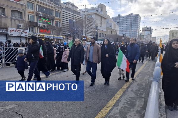 حضور پرشور همه‌ اقشار مردم مشهد در راهپیمایی ۲۲بهمن