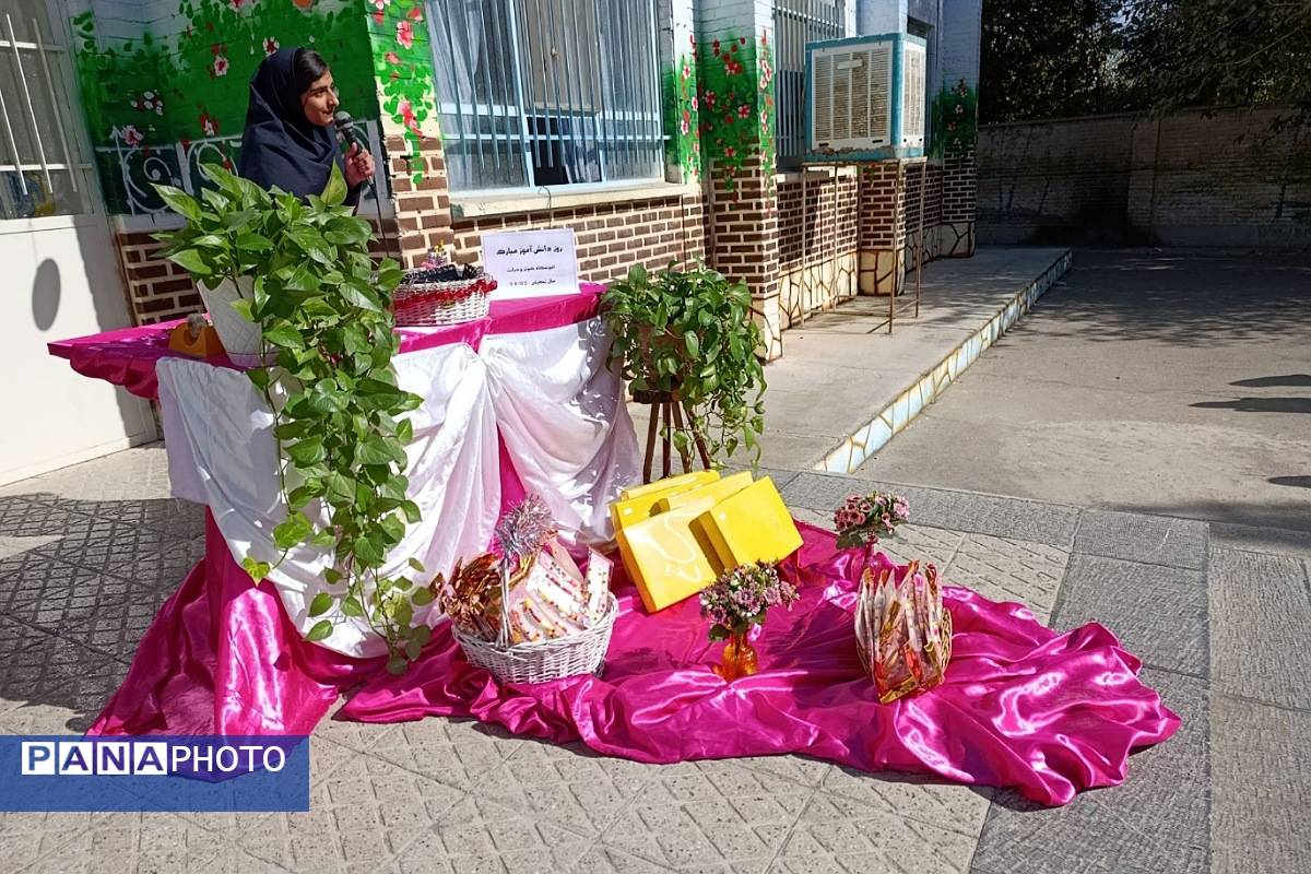 گرامیداشت روز دانش آموز در مدارس دخترانه پیشوا؛ شکوفایی مهر و علم در باران، کوثر، دیانت و مهردخت