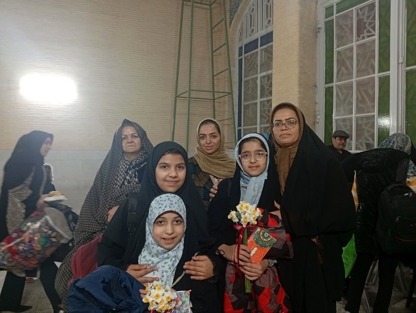 استقبال خانواده‌های یزدی از فرزندان معتکف در پایان سه روز بندگی