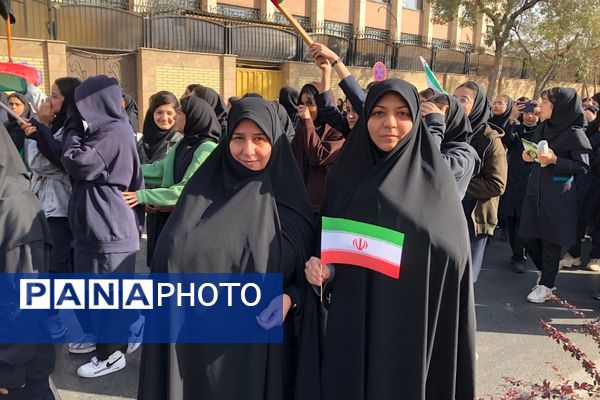 اجتماع عظیم دانش آموزان ناحیه دو شهرری به مناسبت یوم الله ۱۳ آبان در میدان نماز