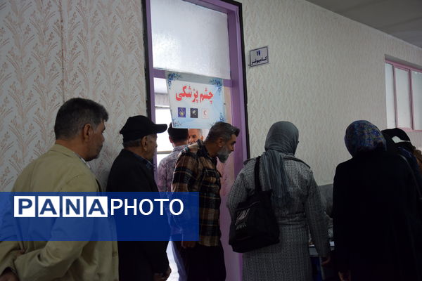 برپایی میز خدمت‌رسانی درمانی در دبیرستان شهید صدوقی با همکاری نهادهای جهادی