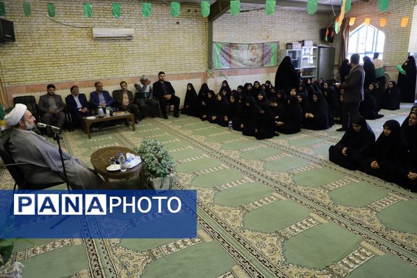 نشست پرسش و پاسخ با حضور نماینده ولی فقیه در استان و امام جمعه در دبیرستان نمونه فرهنگ