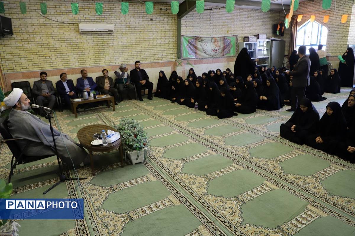 نشست پرسش و پاسخ با حضور نماینده ولی فقیه در استان و امام جمعه در دبیرستان نمونه فرهنگ