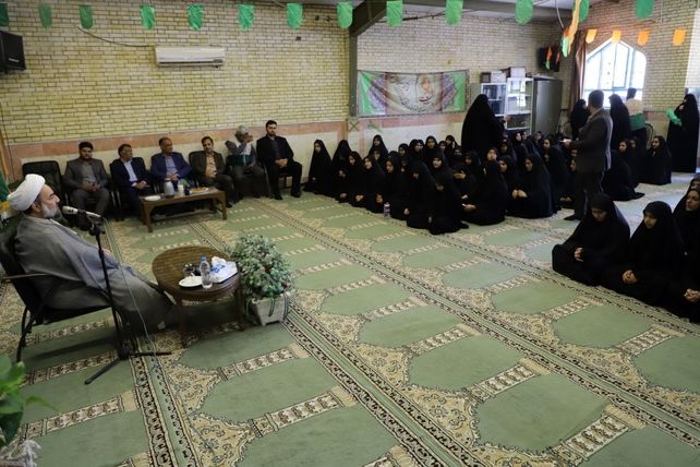نشست پرسش و پاسخ با حضور نماینده ولی فقیه در استان و امام جمعه در دبیرستان نمونه فرهنگ