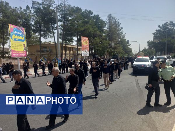 حضور دانش‌آموزان و فرهنگیان تربت‌جامی در عزاداری اربعین حسینی