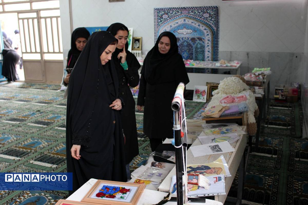 بازدید مدیر کانون فرهنگی هدایت از نمایشگاه آثار تجسمی دانش‌آموزان سوده