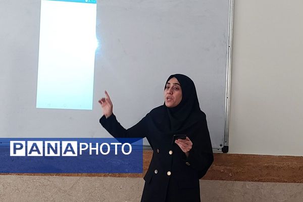  کارگاه تبیین و واکاوی ضروریات سفر یادگیری در دبیرستان‌ نمونه‌دولتی ولایت بهارستان‌دو