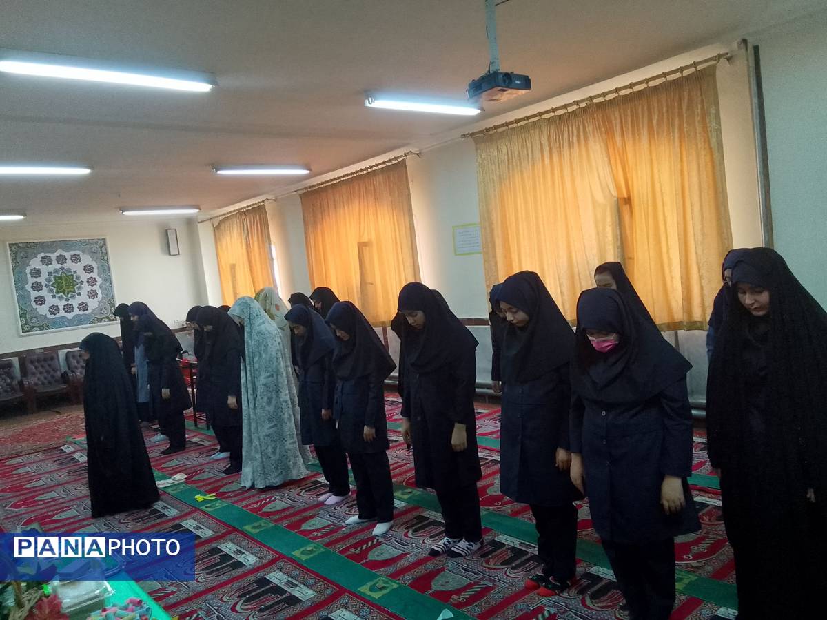 نماز جماعت رنگین در مدرسه‌ مدرس تبریز