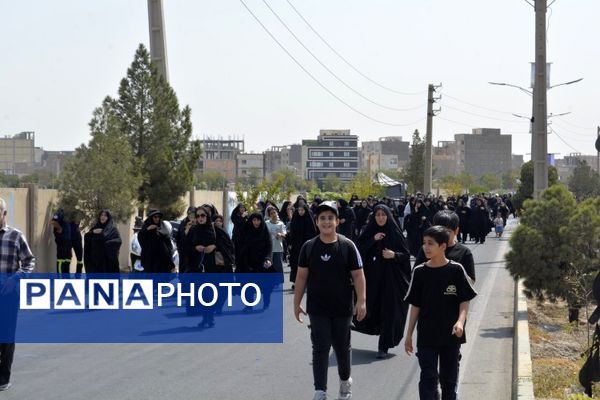 پیاده روی دلدادگان اربعین حسینی ع در اسلامشهر به سوی امامزاده اسماعیل