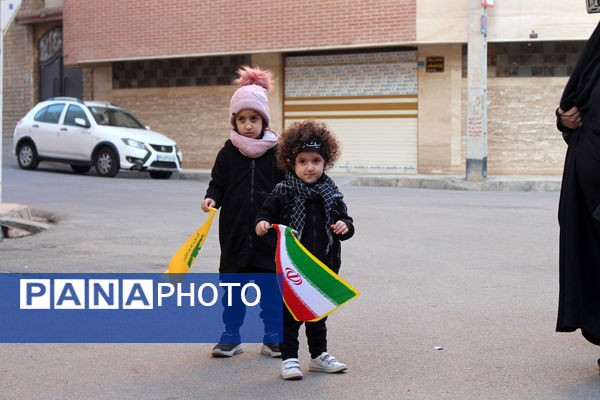 جلوه‌هایی از حضور نوجوانان در مراسم تشییع و خاکسپاری شهدای گمنام