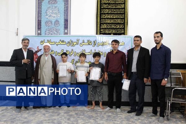 تقدیر از دانش‌آموزان فعال فرهنگی و قرآنی در شهر درق 