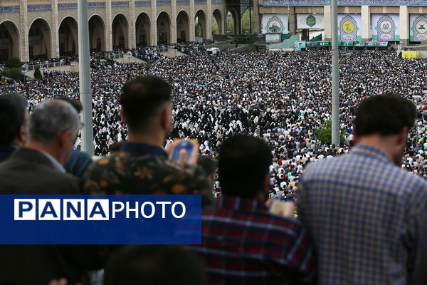 اقامه نماز عید فطر به امامت رهبر انقلاب اسلامی