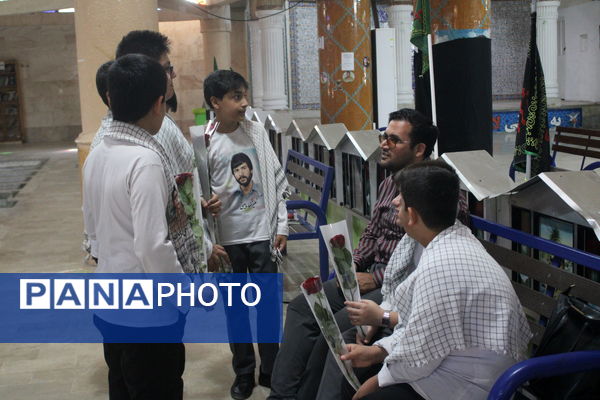 تجدید میثاق مدیرکل امور شاهد و ایثارگران وزارت آموزش و پرورش از شهدا در بوشهر